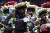 Polisi Kecil Papua Barat beratraksi sebelum upacara penurunan bendera Peringatan Hari Kemerdekaan ke-71 RI tahun 2016 di Istana Merdeka, Jakarta. Presiden Joko Widodo mengundang sebanyak 2.210 orang masyarakat umum untuk menghadiri peringatan HUT ke-71 Republik Indonesia di Istana. (ANTARA FOTO/Puspa Perwitasari/Dok).