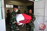 Sejumlah prajurit TNI Den Arhanud Rudal 004 Dumai mengangkat peti jenasah almarhum Pratu Wahyudi untuk dibawa ke rumah duka setelah dilakukan otopsi di RSUD Kota Dumai, Riau, Selasa (23/8/2016). Almarhum Pratu Wahyudi gugur saat menjalankan tugas memadamkan api kebakaran hutan dan lahan (karhutla) di Desa Labuhan Tangga, Kecamatan Bangko, Rokan Hilir, akibat terkepung asap dan mengalami kekurangan oksigen di lokasi kejadian dan mayatnya baru ditemukan setelah enam hari kemudian. (ANTARA FOTO/Aswaddy Hamid)