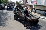 Warga menaiki kendaraan tempur Anoa milik TNI AD saat pawai kendaraan tempur pembukaan Pameran Alat Utama Sistem Senjata (Alutsista) dalam rangkah memperingati Hari Kemerdekaan Ke-71 RI di Jombang, Jawa Timur, Rabu (24/8). Pawai itu untuk mengenalkan sistem persenjataan milik TNI sekaligus membangkitkan kebanggaan serta rasa nasionalisme masyarakat dan memberikan kesempatan kepada masyarakat untuk menaiki kendaraan tempur Panser, Anoa, Panhar dan Tarantula. Antara Jatim/Syaiful Arif/zk/16