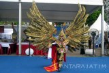 Seorang peserta Jember Fashion Carnaval (JFC) Kids defile Garuda berlenggak-lenggok di catwalk saat pembukaan JFC International Event di alun-alun Kabupaten Jember, Jawa Timur, Rabu (24/8). Rangkaian kegiatan JFC akan digelar sejak 24-28 Agustus 2016 dengan kegiatan pameran produk lokal dan kuliner, karnaval, dan konferensi. Antarajatim/ Zumrotun Solichah/zk/16