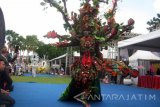Seorang peserta Jember Fashion Carnaval (JFC) berlenggak-lenggok di catwalk saat pembukaan JFC International Event di alun-alun Kabupaten Jember, Jawa Timur, Rabu (23/8). Kegiatan JFC International Event digelar sejak 24-28 Agustus 2016 dengan rangkaian acara JFC Exhibition, JFC Kids, Artwear Carnival, WACI, dan Grand Carnaval JFC. Antarajatim/Zumrotun Solichah/zk/16