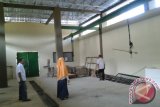 Dinas Peternakan dan  Perikanan Kabupaten Tabalong akhirnya memiliki Rumah Potong Hewan (RPH) yang dibangun oleh Dinas Pekerjaan Umum setempat. Sejumlah pegawai Dinas Peternakan dan Perikanan Kabupaten Tabalong meninjau fasilitas RPH di Tanjung, Kamis (24/8).Foto Antaranews Kalsel/Herlina Lasmianti)