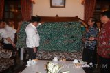 Bupati Sidoarjo Saiful Ilah (Baju Putih) saat melihat kain batik yang bergambar ikon Sidoarjo yaitu udang dan ikan bandeng dari perwakilan Badan Promosi Pariwisata Daerah (BPPD) Sidoarjo di Pendopo Kabupaten Sidoarjo, Rabu (24/8). Pada kesempatan itu BPPD Sidoarjo akan menjadikan lontong kupang sebagai salah satu kuliner andalah Kabupaten Sidoarjo. Foto Antarajatim Indra Setiawan

