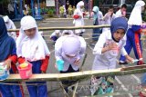 Sejumlah siswa SD menyikat gigi saat digelar sikat gigi bersama di SD Muhammadiyah 15 Surabaya, Jawa Timur, Kamis (25/8). Kegiatan tersebut bertujuan untuk mengajarkan pentingnya merawat kesehatan gigi dan mulut. Antara Jatim/Abdullah Rifai/zk/16
