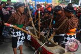 Sejumlah peserta anak-anak memainkan musik lesung saat mengikuti Festival Musik Gejog Lesung di Cawas, Klaten, Jawa Tengah, (25/8). Kesenian musik gejog lesung merupakan permainan musik dengan memukul Lesung (alat penumbuk padi) yang dipukul sesuai irama dengan membawakan lagu Lesung Jumengglung dan lagu tradisional guna melestarikan tradisi budaya musik gejog lesung saat masa musim panen padi serta sebagai wujud ikon lumbung pangan kawasan Kabupaten Klaten. ANTARA FOTO/ Aloysius Jarot Nugroho/wdy/16.