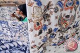 Perajin membuat batik tulis khas Kebumen di sentra kerajinan batik Seliling, Alian, Kabupaten Kebumen, Jateng, Kamis (25/8). Kementerian Perindustrian menyebutkan sejak 2011 hingga 2015 jumlah industri batik mengalami pertumbuhan 14,7 persen dari 41.623 unit usaha menjadi 47.755 unit usaha dengan menyerap tenaga kerja sebanyak 199.444 orang. ANTARA FOTO/Aditya Pradana Putra/wdy/16.