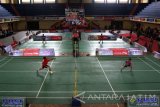 Sejumlah pebulutangkis junior mengikuti kompetisi Super Badminton di GOR Tawang Alun, Banyuwangi, Jawa Timur, Rabu (24/8). Kompetisi yang diikuti sebanyak 259 pebulutangkis tersebut, bertujuan untuk mencari bibit atlet berbakat. Antara Jatim/Budi Candra Setya/zk/16.