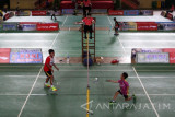Sejumlah pebulutangkis junior mengikuti kompetisi Super Badminton di GOR Tawang Alun, Banyuwangi, Jawa Timur, Rabu (24/8). Kompetisi yang diikuti sebanyak 259 pebulutangkis tersebut, bertujuan untuk mencari bibit atlet berbakat. Antara Jatim/Budi Candra Setya/zk/16.