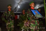 Sejumlah prajurit TNI mengusung peti jenazah Praka Anumerta Wahyudi jenazah saat upacara persemayaman di rumah duka sebelum pemakaman di Desa Pupus, Lembeyan, Magetan, Jawa Timur, Rabu (24/8). Almarhum Praka Anumerta Wahyudi gugur saat menjalankan tugas memadamkan api kebakaran hutan dan lahan di Desa Labuhan Tangga, Rokan Hilir, Riau. Antara Jatim/Foto/Siswowidodo/zk/16


