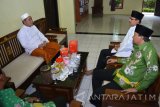 Wakil Gubernur Jawa Timur Saifullah Yusuf (kedua kanan) Bupati Pasuruan Irsyad Yusuf (kanan) berdialog dengan pemilik KBIH Arafah biro perjalanan yang mengantarkan 12 calon jemaah haji asal Pasuruan melalui Filipina Gus Huda (kiri) di Pandaan, Pasuruan, Jawa Timur, Kamis (25/8). Sebanyak 177 jamaah haji Indonesia yang menggunakan dokumen palsu paspor Filipina, 14 diantaranya calon haji asal Jawa Timur gagal berangkat, masing-masing 12 asal Pasuruan dan 2 orang asal Sidoarjo. Antara Jatim/Umarul Faruq/zk/16