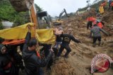 Tim SAR menggotong salah satu jenazah korban longsor, di Bukik Sileh, Kec.Gunung Talang, Kab.Solok, Sumatera Barat, Kamis (25/8). Longsor akibat intensitas hujan tinggi terjadi pada Kamis dini hari (25/8) itu menimbun dua rumah yang mengakibatkan empat orang dalam satu keluarga tewas, sementara longsor juga membuat akses jalan Padang - Jambi terputus. ANTARA FOTO/Iggoy el Fitra/pd/16