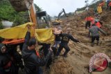 Tim SAR menggotong salah satu jenazah korban longsor, di Bukik Sileh, Kec.Gunung Talang, Kab.Solok, Sumatera Barat, Kamis (25/8). Longsor akibat intensitas hujan tinggi terjadi pada Kamis dini hari (25/8) itu menimbun dua rumah yang mengakibatkan empat orang dalam satu keluarga tewas, sementara longsor juga membuat akses jalan Padang - Jambi terputus. ANTARA FOTO/Iggoy el Fitra/pd/16
