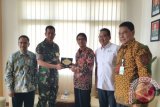 Direktur Umum dan SDM BPJS Ketenagakerjaan, Naufal Mahfudz (ketiga
dari kanan) dalam kunjungan kerjanya di Kota Ambon, Maluku bertemu dengan Pangdam XVI Pattimura, Mayjen TNI Doni Monardo, Kamis (25/8). 