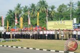 Polres Hulu Sungai Selatan (HSS), Kalimantan Selatan, melaksanakan apel gabungan dengan seluruh instansi terkait untuk mengantisipasi terjadinya kebakaran hutan dan lahan pada musim kemarau 2016. di Kandangan, Selasa (23/08). Foto:Antaranews Kalsel/Fatturahman/G. 