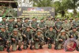 Prajurit TNI AD Yonif 614/Raja Pandhita berfoto bersama Tentara Diraja Malaysia usai upacara penutupan patroli patok terkoordinasi di Pos Perbatasan Gabungan Bersama RI-Malaysia Kecamatan Seimenggaris Kabupaten Nunukan, Kalimantan Utara, Jumat (26/8). Patroli patok terkoordinasi TNI AD-TDRM berlangsung 19-26 Agustus 2016 dengan jarak tempuh 24 km untuk mengecek 177 patok perbataan. ANTARA FOTO/M Rusman/wdy/16.