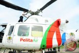 Seorang awak pesawat melakukan pengecekan kesiapan Heli Bell 412 sebelum terbang dari Lanud Supadio, Kabupaten Kubu Raya, Kalbar, Kamis (25/8). Terhitung dari 19-23 Agustus 2016, Kementerian Lingkungan Hidup dan Kehutanan bersama Tim Satgas Siaga Darurat Bencana Asap telah mengerahkan Heli Bell 412 untuk menjatuhkan bom air (water bombing) sebanyak 91 kali dalam 15 sorti guna memadamkan kebakaran lahan di Kalbar. ANTARA FOTO/Jessica Helena Wuysang/16