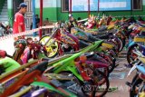 Pengunjung mengamati sepeda motor yang mengikuti kontes modifikasi di Ragojampi, Banyuwangi, Jawa Timur, Sabtu (27/8). Kontes modifikasi yang dikuti sebanyak 130 peserta dari berbagai daerah di Indonesia tesebut, memperebutkan 10 kategori seperti Jap Style, Mothai dan Modif CB. Antara Jatim/ Budi Candra Setya/zk/16.