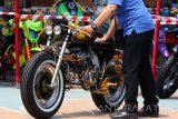 Sejumlah sepeda motor mengikuti kontes modifikasi di Ragojampi, Banyuwangi, Jawa Timur, Sabtu (27/8). Kontes modifikasi yang dikuti sebanyak 130 peserta dari berbagai daerah di Indonesia tesebut, memperebutkan 10 kategori seperti Jap Style, Mothai dan Modif CB. Antara Jatim/ Budi Candra Setya/zk/16.
