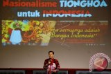 Ketua Umum Persatuan Islam Tionghoa Indonesia (PITI) Anton Medan menyampaikan orasi budaya dalam seminar nasional 'Nasionalisme Tionghoa untuk Indonesia' di Semarang, Jawa Tengah, Sabtu (27/8). Dalam acara yang juga dihadiri sejumlah tokoh nasional dan budayawan Tionghoa lainnya tersebut dibahas masalah nasionalisme dan perjuangan kalangan warga etnis Tionghoa untuk Indonesia sejak zaman kolonial hingga masa kini. ANTARA FOTO/Aditya Pradana Putra/wdy/16.