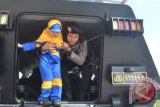 Polisi Wanita (Polwan) saat bermain dengan seorang anak di dalam mobil Barakuda pada Polwan Expo di sebuah pusat perbelanjaan di Kota Madiun, Jawa Timur. Kegiatan dalam rangka HUT ke-68 Polwan 2016 tersebut dimaksudkan untuk lebih mendekatkan hubungan Polwan dengan masyarakat. (ANTARA FOTO/Siswowidodo/Dok). 
  