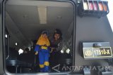 Polisi Wanita (Polwan) bermain dengan seorang anak di dalam mobil Barakuda dalam acara Polisi Sahabat Anak saat digelar Polwan Expo di sebuah pusat perbelanjaan di Kota Madiun, Jawa Timur, Sabtu (27/8). Kegiatan dalam rangka HUT ke-68 Polwan bertajuk 68 tahun pengabdian Indonesia tersebut dimaksudkan untuk lebih mendekatkan hubungan Polwan dengan masyarakat. Antara Jatim/Foto/Siswowidodo/zk/16