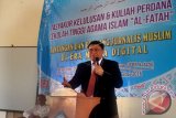 Direktur Pemberitaan Perum LKBN Antara Aat Surya Syafaat memberii kuliah umum di STIA Alfatah, Bogor, Jawa Barat, Sabtu (27/8). Kuliah bertema Tantangan dan Peluang Jurnalis di Era Media Diigital itu berlangsung dalam program BUMN Mengajar - BUMN Hadir Untuk Negeri. ANTARA FOTO/Asep Fathulrahman/wdy/16