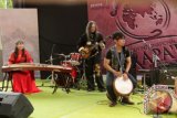 Para seniman dari kelompok musik Miladomus China, memainkan alat musik gendang yang diiring kecapi dan gitar pada Festival Rapai Internasionl 2016 di Banda Aceh, Aceh, Sabtu (27/8). Festival yang diikuti seniman dari Thailand, Malaysia, China, Iran dan Jepang serta empat propinsi di Indonesianitu berlangsung hingga 29 Agustus tersebut merupakan kegiatan promosi wisata budaya antar negara. ANTARA FOTO/Ampelsa/pd/16