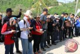 Para Peserta Jelajah Krakatau sedang berdoa bersama sebelum berangkat -Tour Krakatau- untuk memeriahkan Festival Krakatau (FK) 2016, di Pantai Sari Ringgung, Padang Cermin, Kabupaten Pesawaran, Provinsi Lampung. (ANTARA FOTO/Humas Pemprov Lampung/Dok).