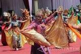 Sejumlah peserta membawakan Tari Lenggang Kedopok saat mengikuti Pawai Budaya Nusantara di Probollinggo, Jawa Timur, Minggu (28/8). Pawai yang menampilkan berbagai kesenian dan kebudayaan tersebut merupakan rangkaian dari kegiatan Seminggu di Probolinggo (semipro) 2016 yang berlangsung mulai 26 Agustus-4 September mendatang. Antara Jatim/Moch Asim/zk/16