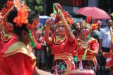 Sejumlah peserta membawakan Tari Kentong Rampak saat mengikuti Pawai Budaya Nusantara di Probollinggo, Jawa Timur, Minggu (28/8). Pawai yang menampilkan berbagai kesenian dan kebudayaan tersebut merupakan rangkaian dari kegiatan Seminggu di Probolinggo (semipro) 2016 yang berlangsung mulai 26 Agustus-4 September mendatang. Antara Jatim/Moch Asim/zk/16