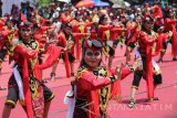 Sejumlah peserta membawakan Tari Remo saat mengikuti Pawai Budaya Nusantara di Probollinggo, Jawa Timur, Minggu (28/8). Pawai yang menampilkan berbagai kesenian dan kebudayaan tersebut merupakan rangkaian dari kegiatan Seminggu di Probolinggo (semipro) 2016 yang berlangsung mulai 26 Agustus-4 September mendatang. Antara jatim/Moch Asim/zk/16