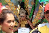 Peserta cilik dengan pakaian tradisional kreasi tampil dalam pawai budaya pesisir laut selatan Jawa di Prigi, Trenggalek, Jawa Timur, Minggu (28/8). Pawai budaya jawa itu digelar dalam rangka menyambut datangnya musim ikan sekaligus memperkenalkan budaya pesisir selatan Jatim eilayah eks-Karesidenan Mataraman. Antara Jatim/Destyan Sujarwoko/zk/16