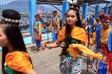 Peserta berpakaian adat Jawa mengikuti pawai budaya pesisir laut selatan Jawa di Prigi, Trenggalek, Jawa Timur, Minggu (28/8). Pawai budaya jawa itu digelar dalam rangka menyambut datangnya musim ikan sekaligus memperkenalkan budaya pesisir selatan Jatim eilayah eks-Karesidenan Mataraman. Antara jatim/Destyan Sujarwoko/zk/16