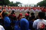 Warga menyaksikan pertunjukkan musik oleh Korps Musik Pasukan Pengamanan Presiden saat prosesi serah terima pergantian pasukan jaga Istana di depan Istana Merdeka, Jakarta, Minggu (28/9). Prosesi pergantian pasukan jaga istana tersebut untuk kedua kalinya digelar, setelah diselenggarakan untuk pertama kali pada 17 Juli 2016. ANTARA FOTO/Rivan Awal Lingga/wdy/16