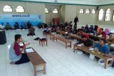 Bojonegoro - Seorang dosen Fakultas Peternakan Unair Surabaya menyampaikan materi terkait pembuatan pakan ikan kepada peserta 'workshop