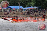Peserta pacu jalur (sampan panjang) saling berpacu dalam Festival Pacu Jalur 2016 di Sungai Kuantan, Kabupaten Singingi, Riau, Jumat (26/8/2016). Festival Pacu Jalur 2016 yang merupakan salah satu agenda tahunan ini diikuti sebanyak 198 jalur dari lima Kabupaten Kota di Provinsi Riau. (ANTARA /Rony Muharrman)