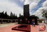 Pengunjung melihat makam Pahlawan Nasional Sisingamangaraja XII di Balige Kabupaten Samosir, Sumatera Utara, Minggu (21/8). Sisingamangaraja XII yang meninggal pada tahun 17 Juni 1907 dalam sebuah pertempuran dengan Belanda pada masa itu hingga kini banyak para wisatawan  datang berkunjung untuk berwisata. ANTARA SUMUT/Septianda Perdana/16
