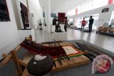 Pengunjung melihat benda sejarah Batak di Museum Batak TB Silalahi Balige Kabupaten Samosir, Sumatera Utara, Minggu (21/8). Museum Batak tersebut menyimpan sejumlah koleksi budaya berupa artefak Batak sekaligus menjadi tempat untuk mempelajari benda-benda kuno serta kebudayaan warisan leluhur bangsa Batak. ANTARA SUMUT/Septianda Perdana/16