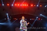 Penyanyi Andien tampil di atas panggung saat pagelaran musik Jazz Traffic Festival 2016 di Surabaya, Jawa Timur, Minggu (28/8) malam. Dalam kesempatan tersebut, Andien membawakan sejumlah lagu andalannya seperti gemilang, pulang dan sahabat setia. Antara jatim/Umarul Faruq/zk/16