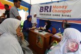 Sejumlah calon haji mengantre untuk menukarkan mata uang  Riyal di Penukaran mata uang Riyal BRI di Embarkasi Asrama Haji Medan, Sumatera Utara, Selasa (23/8). Penukaran mata uang riyal tersebut banyak dimanfaatkan calon haji sebelum keberangkatan ke Mekah. untuk memudahkan calon haji ketika transaksi saat menjalankan ibadah haji. ANTARA SUMUT/Septianda Perdana/16