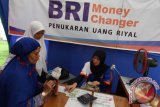 Sejumlah calon haji mengantre untuk menukarkan mata uang  Riyal di Penukaran mata uang Riyal BRI di Embarkasi Asrama Haji Medan, Sumatera Utara, Selasa (23/8). Penukaran mata uang riyal tersebut banyak dimanfaatkan calon haji sebelum keberangkatan ke Mekah. untuk memudahkan calon haji ketika transaksi saat menjalankan ibadah haji. ANTARA SUMUT/Septianda Perdana/16