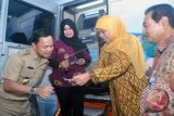 Menteri Sosial Khofifah Indar Parawansa (kedua kanan) bersama Walikota Bogor Bima Arya (kiri) dan Wakil Direktur Utama Bank BNI Suprajarto (kanan) saat meluncurkan layanan e-Warong KUBE di Lebak Kantin, Kelurahan Sempur, Kota Bogor, Jawa Barat.  (ANTARA FOTO/Arif Firmansyah/Dok).