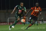 Pesepakbola Bhayangkara Surabaya United Thiago Furtuoso (kiri) berebut bola dengan pesepakbola Perseru Serui Yesaya Nickhanor (kanan) dalam pertandingan Torabika Soccer Championship (TSC) di Stadion Delta Sidoarjo, Jawa Timur, Senin (29/8). Bhayangkara Surabaya United berhasil mengalahkan Perseru Surui dengan skor akhir 3-1. Antara Jatim/Umarul Faruq/zk/16