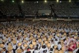 Ribuan mahasiswa melambaikan topi caping petani secara bersama-sama saat Masa Pengenalan Kampus Mahasiswa Baru (MPKMB) di Graha Widya Wisuda, Kampus IPB, Dramaga, Kabupaten Bogor, Jawa Barat. Kegiatan MPKMB IPB Angkatan ke-53 yang diikuti sekitar 4.000 mahasiswa baru dari berbagai daerah di Indonesia tersebut berlangsung hingga tanggal 30 Agustus 2016. (ANTARA FOTO/Arif Firmansyah/Dok).