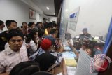 Sejumlah warga mengantre saat mengurus pembuatan e-KTP di kantor Dinas Kependudukan dan Catatan Sipil (Disdukcapil) Medan, Sumatera Utara, Selasa (30/8). Menurut petugas permintaan pembuatan e-KTP dalam beberapa pekan terakhir mengalami peningkatan dalam sehari mencapai 100 sampai 250 pemohon disebabkan adanya pemberian waktu tenggang oleh Menteri Dalam Negeri (Mendagri) hingga akhir 30 September 2016 untuk pembuatan e-KTP. ANTARA SUMUT/Septianda Perdana/16
