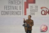 Presiden Joko Widodo memberikan pidato saat membuka acara Indonesia Fintech Festival & Converence 2016 yang diselenggarakan Otoritas Jasa Keuangan (OJK) di ICE BSD, Tangerang Selatan, Banten, Selasa (30/8). Acara tersebut bertujuan mengembangkan pelaku industri financial technology (fintech) dalam rangka menyikapi pertumbuhan industri pembayaran lewat teknologi bisa tumbuh semakin pesat. ANTARA FOTO/Yudhi Mahatma/wdy/16.