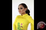 Hartini Ismail, Putri Pariwisata Gorontalo 2016 mengenakan pakaian bersulam Karawo. Hartini akan mewakili Provinsi Gorontalo pada Pemilihan Putri Pariwisata Indonesia 2016 yang akan digelar September 2016. (ANTARA FOTO/Adiwinata Solihin)