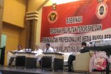 BNPT bersama dengan Badan Kesbangpol Kalsel dan Forum Koordinasi Pencegahan Terorisme (FKPT) Kalsel menggelar Diseminasi Pedoman Peliputan Terorisme dan Peningkatan Profesionalisme Media Massa Pers Dalam Meliput usu-isu Terorisme di Banjarmasin, Rabu (31/8) yang diikuti 150 wartawan, humas dan pers kampus.(Foto Antaranews Kalsel/A.Hakim.M)
