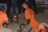 Warga negara Australia yang juga tersangka pembunuhan polisi, Sara Connor menduduki korban Aipda Wayan Sudarsa saat rekonstruksi di Pantai Legian, Bali, Rabu (31/8). Dua tersangka David James Taylor dan Sara Connor memperagakan 68 adegan rekonstruksi pembunuhan polisi Aipda Wayan Sudarsa pada 17 Agustus 2016 di tiga lokasi. ANTARA FOTO/Wira Suryantala/wdy/16.