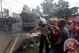 Seorang warga berusaha menghalau petugas yang akan melakukan proses eksekusi lahan di Kawasan Jalan Karya Wisata Medan, Sumatera Utara, Rabu (31/8). Warga menolak rencana eksekusi lahan seluas lima hektar milik PT Pertamina tersebut, karena sudah digunakan warga sejak puluhan tahun sebagai tempat berdagang. ANTARA SUMUT/Septianda Perdana/16